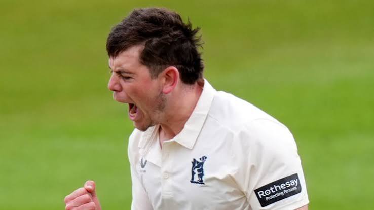 Warwickshire Bowlers Dismiss Leicestershire for 125 on Day One