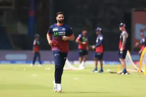 April 25, 2026, New Delhi, Delhi, India (IND: Auqib Nabi of Delhi Capitals during Delhi Capitals vs Punjab Kings, 35th Match, Indian Premier League 2026 at Arun Jaitley Stadium, New Delhi, India on 25 April 2026. (Credit Image: © Avijit Das/ZUMA Pres