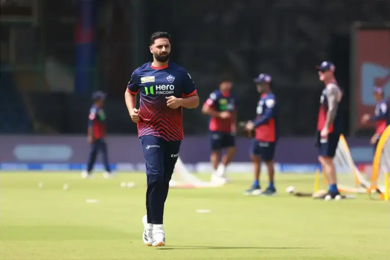 Auqib Nabi claims four wickets as 20 fall in Surrey opener