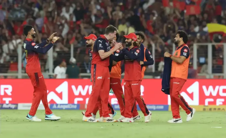 May 31, 2026, Ahmedabad, Gujarat, INDIA: Indian Premier League 2026.31st May 2026 Finals..Royal Challengers Bengaluru v Gujarat Titans..Josh Hazlewood to Shubman Gill, out Caught by Rajat Patidar!! Oh this is a mishit and it's taken at mid-off. Hoff