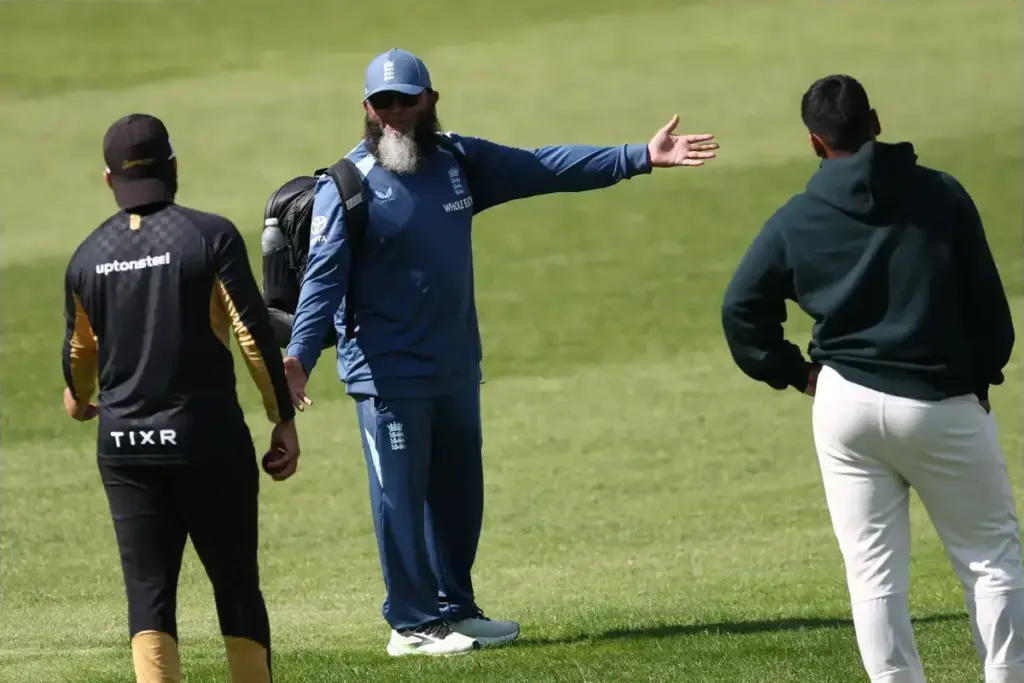 Spin bowling coach Mushtaq Ahmed chats to Leicestershire's Rehan Ahmed & Ajaz Patel over the tea interval during Day Two of the Rothesay County Championship One match between Leicestershire County Cricket Club and Essex County Cricket Club at the Up