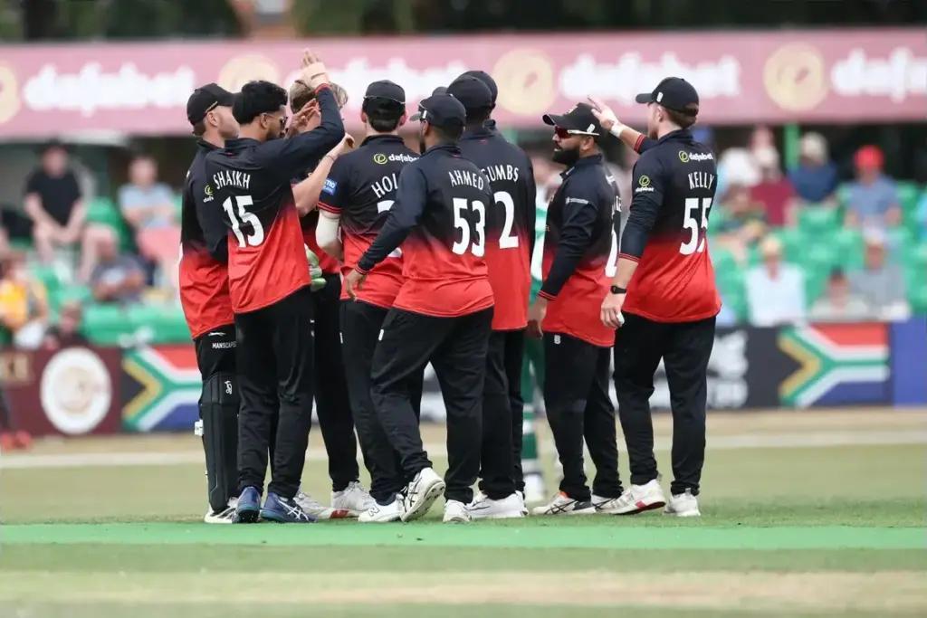 WICKET - Leicestershire Foxes congratulate Leicestershire Foxes Tom Scriven for the wicket of Notts Outlaws Kyle Verreynne during the Metro Bank 1 Day Cup Semi Final match between Leicestershire Foxes and Notts Outlaws at Uptonsteel Grace Rd, Leice