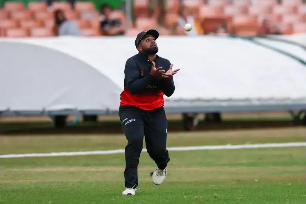 Leicestershire Foxes Rehan Ahmed catches Notts Outlaws Kyle Verreynne on the boundary during the Metro Bank 1 Day Cup Semi Final match between Leicestershire Foxes and Notts Outlaws at Uptonsteel Grace Rd, Leicester, UK on 16 August 2026.
