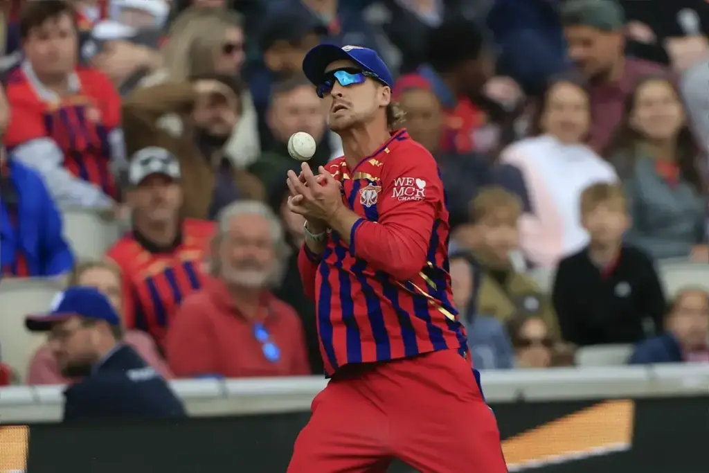 Leus du Plooy of Manchester Super Giants spills a catch during the The Hundred match between Manchester Super Giants and Welsh Fire at Old Trafford, Manchester, UK on 5 August 2026.